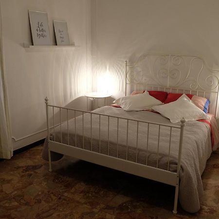 Apartamento Spaziosa Matrimoniale Nel Centro Di Módena Exterior foto