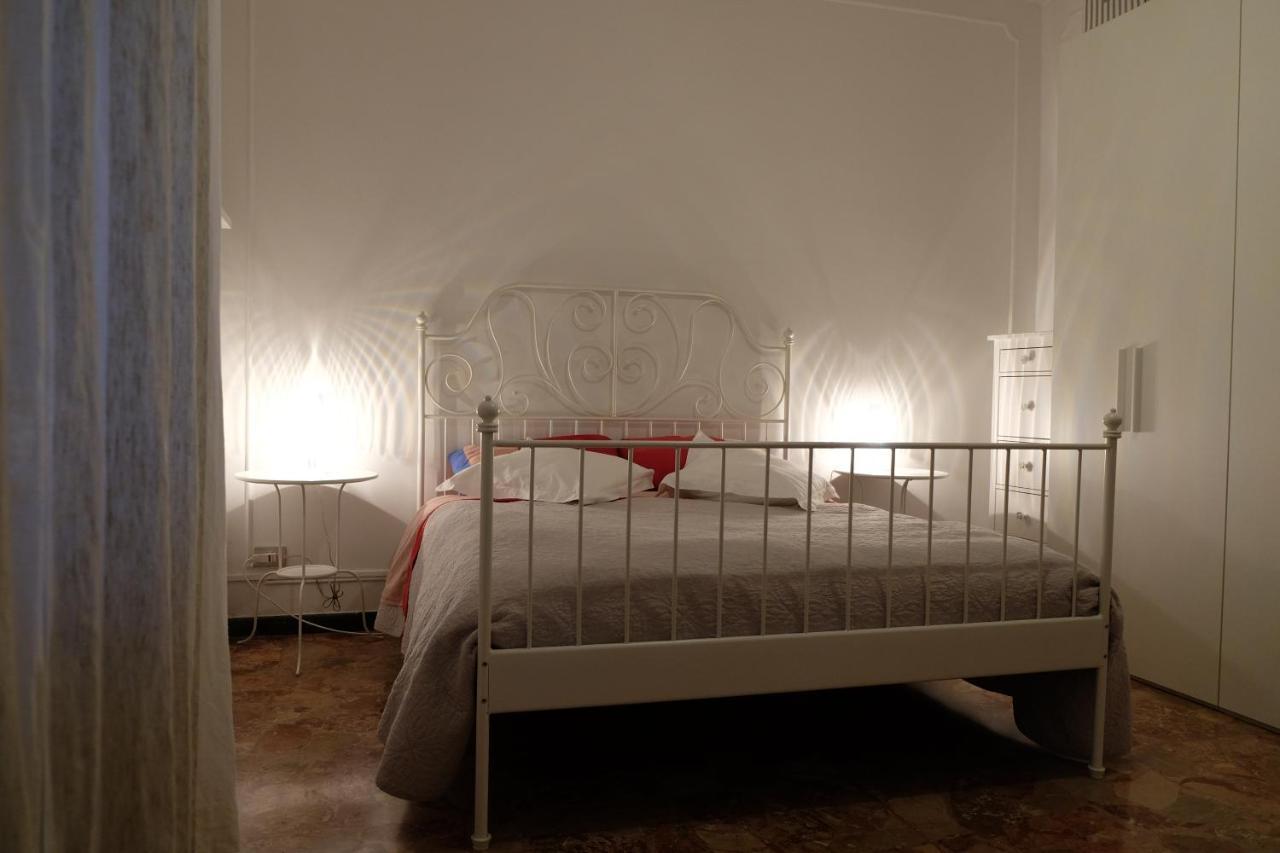 Apartamento Spaziosa Matrimoniale Nel Centro Di Módena Exterior foto