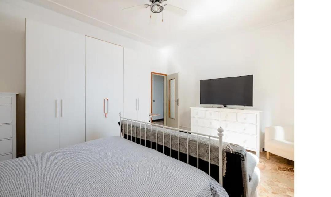 Apartamento Spaziosa Matrimoniale Nel Centro Di Módena Exterior foto